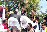 लखनऊ में कांग्रेसियाें द्वारा विधान सभा का घेराव करने से भारी तनाव